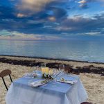 Panduan Lengkap Cara Mengatur Makan Malam Privat Di Pinggir Pantai Yang Tak Terlupakan